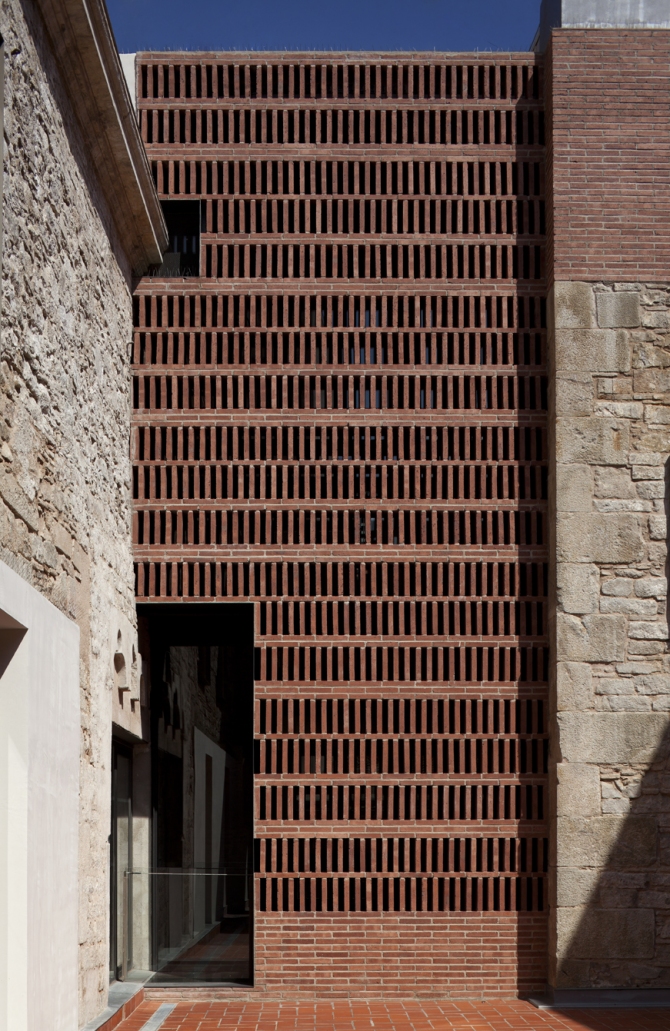 Meritxell Inaraja_ Rehabilitacija stare kovnice denarja v kulturni center, Barcelona