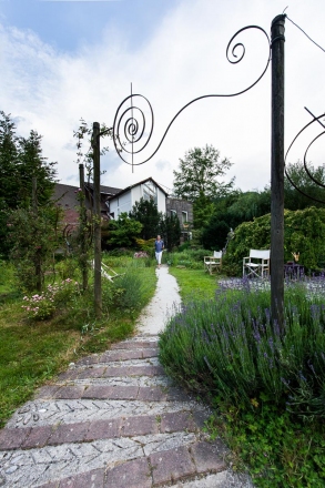 Obisk vrtov Jute Krulc v Žireh, 3. julij 2015. Foto: Blaž Jamšek