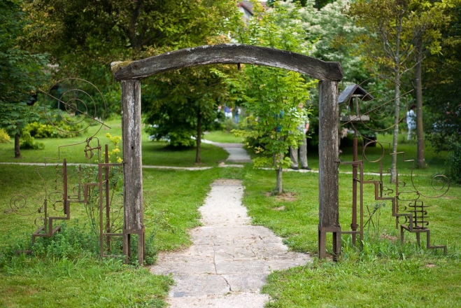 Obisk vrtov Jute Krulc v Žireh, 3. julij 2015. Foto: Blaž Jamšek