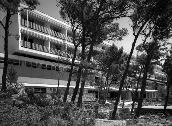 Hotel Maestral, Brela, Hrvaška, 1965; arhitekti: Julije De Luca, Ante Rožić, Matija Salaj; interier: Bernardo Bernardi; fotografija: Aleksandar Károlyi
