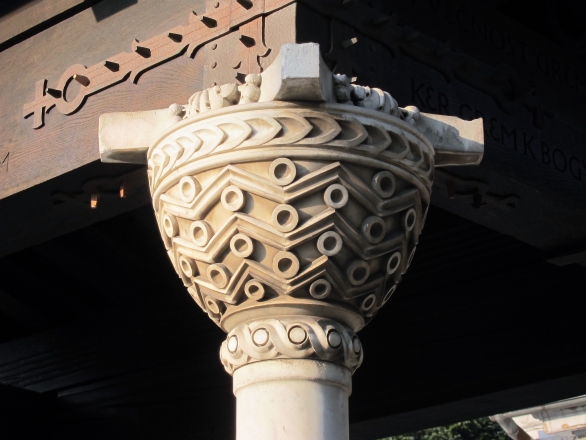 Steber z grobnice Šušteršič na Žalah, 1925 (foto Andrej Hrausky)