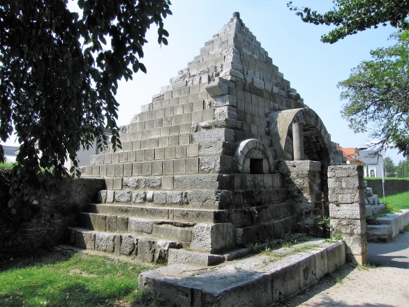 Piramida v parku Rimski zid, 1938 (foto A. H.)