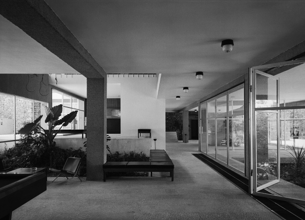 Hotel Maestral, Brela, Hrvaška, 1965; arhitekti: Julije De Luca, Ante Rožić, Matija Salaj; interier: Bernardo Bernardi; fotografija: Aleksandar Károlyi