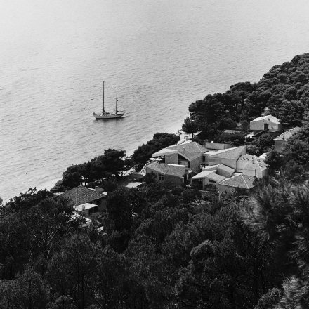 Turistički centar Brela, arh. Ante Rožić, interijer Bernardo Bernardi, 1967–1969; foto Aleksandar Károlyi