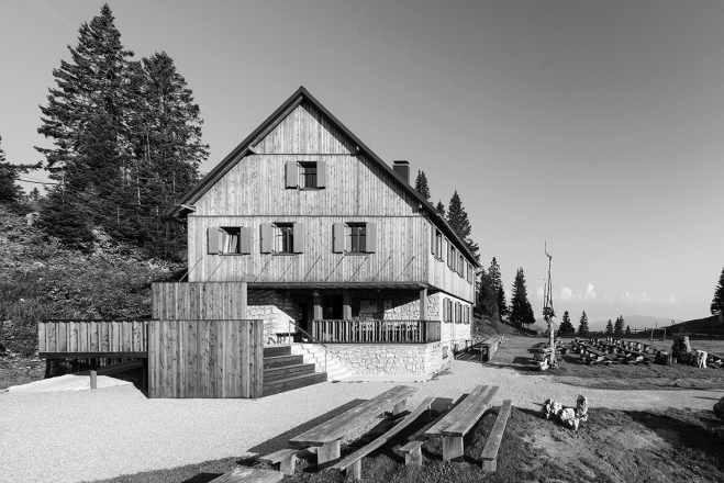 Prenova planinske koče in ureditev vhodne terase; Miha Kajzelj arhitektura; foto Blaž Jamšek