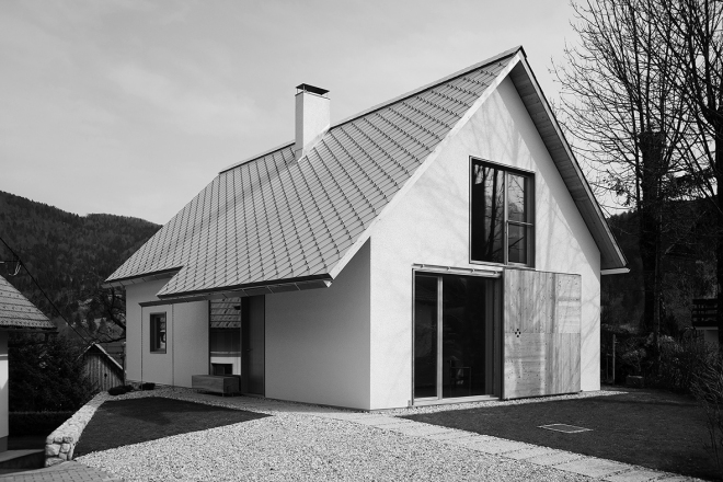 Hiša v Alpah; arhitektura: Tomaž Ebenšpanger, Meta Kutin; foto: Janez Marolt