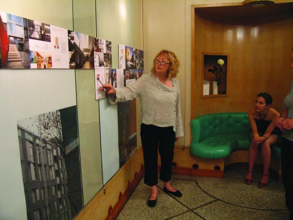 Yvone Farrell razlaga svoje projekte v Galeriji DESSA, 18. junij 2007, foto Andrej Hrausky