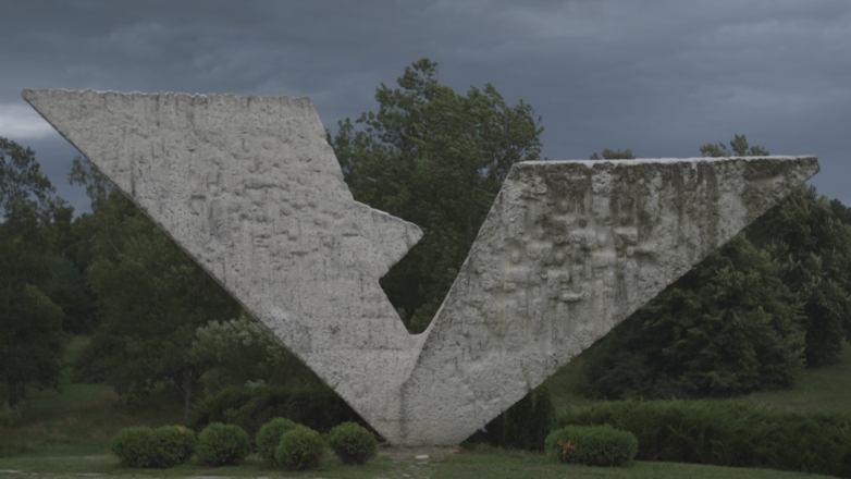 Šumarice, Kragujevac, 1963, Mihajlo Mitrović, Radivoje Tomić, Smiljan Klaić, Miodrag Živković, Ante Gržetić, Nebojša Delja, Jelica Bosnić, Gradimir Bosnić, Nandor Glid, Vojin Bakić, Jovan Soldatović, foto Pablo Ferro Živanović