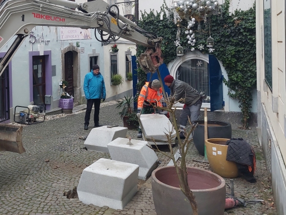 New Arrangement in Process in front of DESSA Gallery, December 2021, photo: Vesna Perovnik