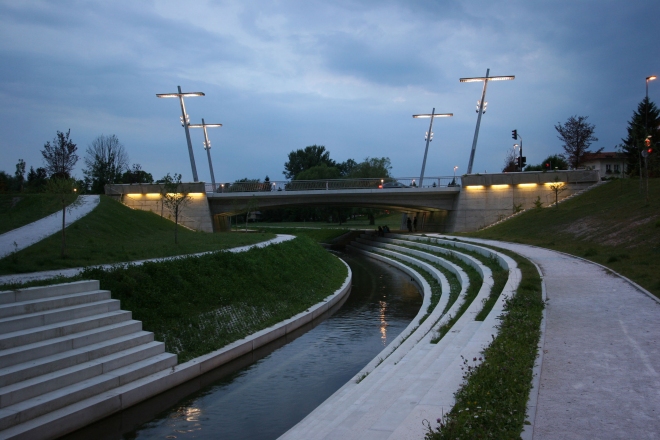 Most na Barjanski cesti in park ob Gradaščici, Ljubljana, 2007, Ljuba Dalla Valle, PNZ – Projekt nizke zgradbe; Jurij Kobe s sodelavci, Atelier arhitekti, foto: Atelier arhitekti