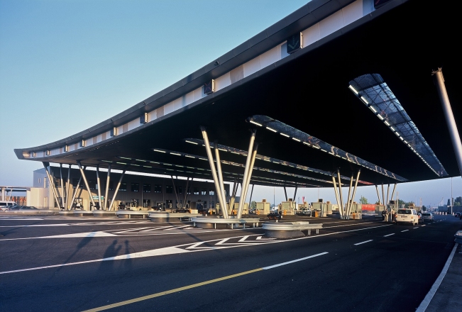 Mednarodni mejni prehod Obrežje, Obrežje 2003 mag. Tomaž Habič, SPIT; mag. Polona Filipič, Mojca Gužič Trplan, Arhé, foto: Miran Kambič