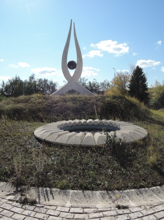 Spomenik žrtvam fašističnega terorja v borskih taboriščih med drugo svetovno vojno, rudarski objekt Jama, Bor, 1982, Lidija Popović in Miroslav Kovačević, foto: Jelica Jovanović