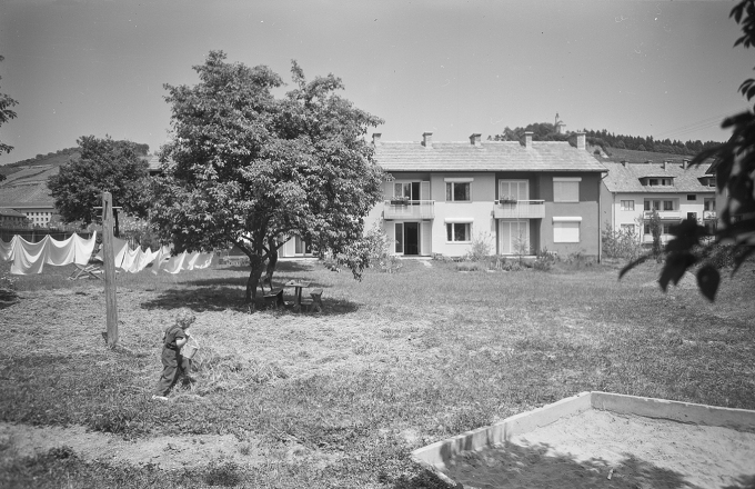 Vrstne hiše na Kosarjevi ulici, Kosarjeva ulica, Maribor, 1955–1956, Vlado Emeršič, Borut Pečenko, Milka Mirnik, Branko in Ivan Kocmut, Bogo Unger, foto: Janez Kališnik, originale hrani MAO, Ljubljana