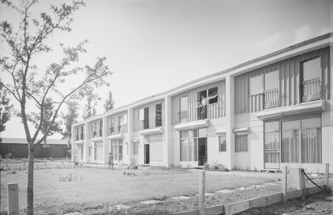 Eksperimentalne polmontažne vrstne hiše, Peričeva ulica, Ljubljana, 1956−1957, Danilo Fürst, foto: Janez Kališnik, originale hrani MAO, Ljubljana